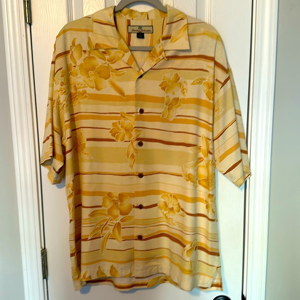 Like new well taken care off 100% silk mens size M short sleeve shirt.